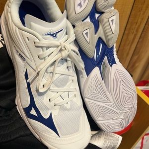 Sz 9.5 women’s mizuno volleyball shoes. Basically new, only worn three times.